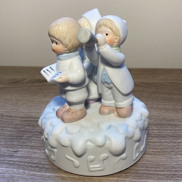 Christmas Carolers porcelain music box “joy to the world “ - Picture 3 of 14